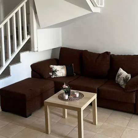 House - Sleeps 4 & Swimming Pool