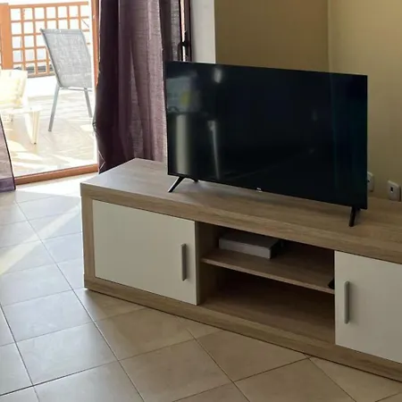 House - Sleeps 4 & Swimming Pool *