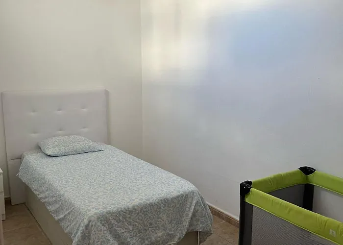 House - Sleeps 4 & Swimming Pool Vila