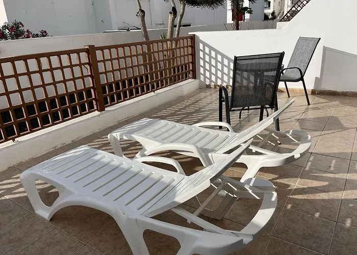 House - Sleeps 4 & Swimming Pool *