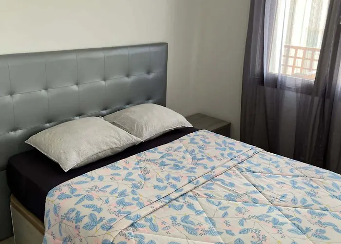 House - Sleeps 4 & Swimming Pool *