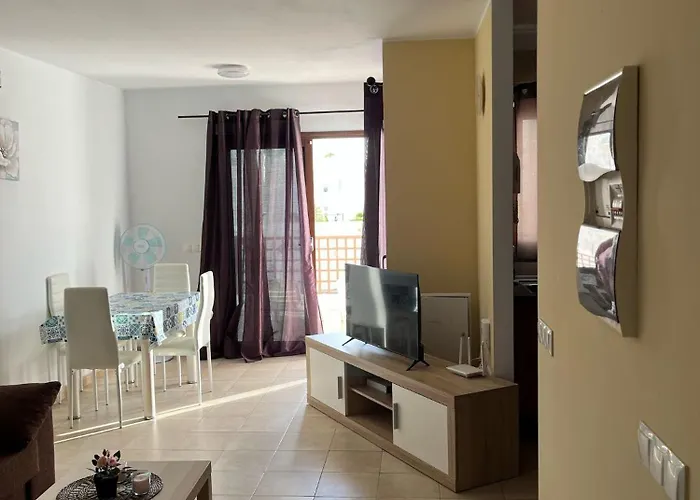 House - Sleeps 4 & Swimming Pool Vila *