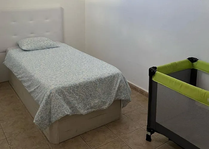 House - Sleeps 4 & Swimming Pool *