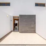 House - Sleeps 4 & Swimming Pool *