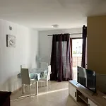 House - Sleeps 4 & Swimming Pool Βίλα