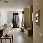 House - Sleeps 4 & Swimming Pool Βίλα *