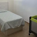 House - Sleeps 4 & Swimming Pool *