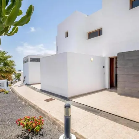 House - Sleeps 4 & Swimming Pool Βίλα