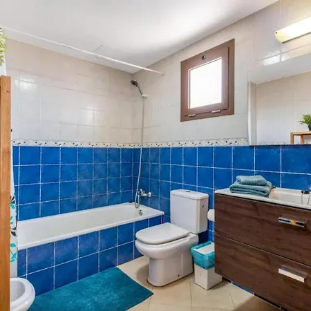 House - Sleeps 4 & Swimming Pool * ティアス