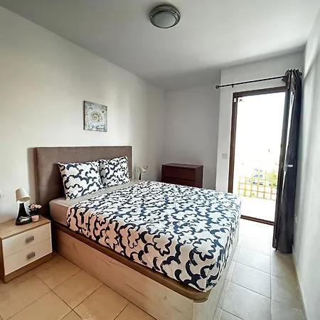 House - Sleeps 4 & Swimming Pool