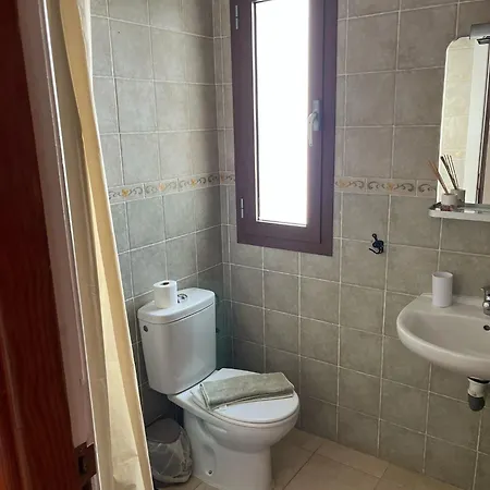 House - Sleeps 4 & Swimming Pool * ティアス