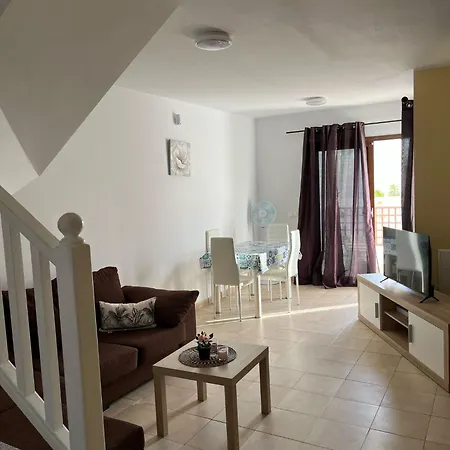 House - Sleeps 4 & Swimming Pool * ティアス