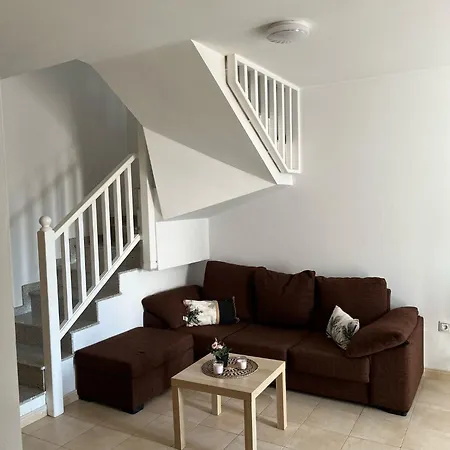 House - Sleeps 4 & Swimming Pool ヴィラ *