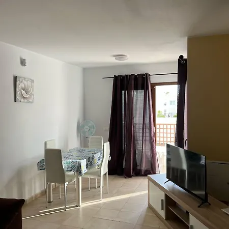 House - Sleeps 4 & Swimming Pool 빌라
