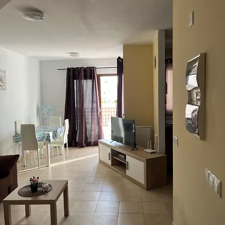 House - Sleeps 4 & Swimming Pool 빌라 *