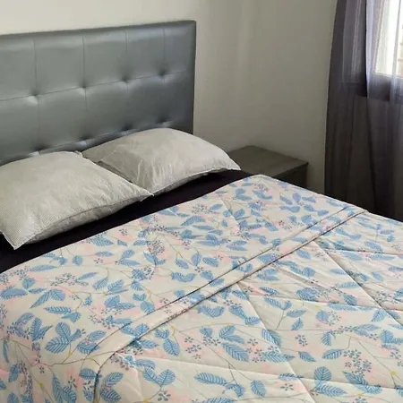 House - Sleeps 4 & Swimming Pool *