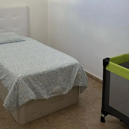 House - Sleeps 4 & Swimming Pool *