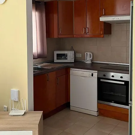 House - Sleeps 4 & Swimming Pool