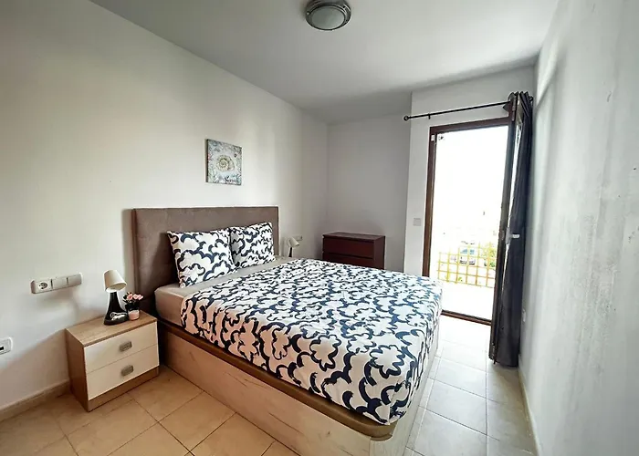 House - Sleeps 4 & Swimming Pool