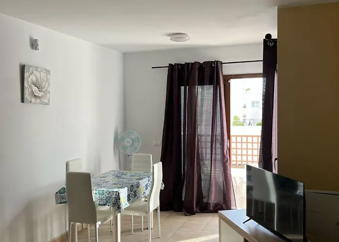 House - Sleeps 4 & Swimming Pool Villa