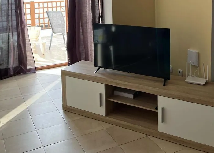 House - Sleeps 4 & Swimming Pool *